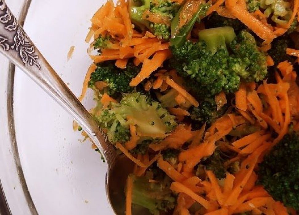 Brokolio ir morkų salotos su saulėgrąžomis